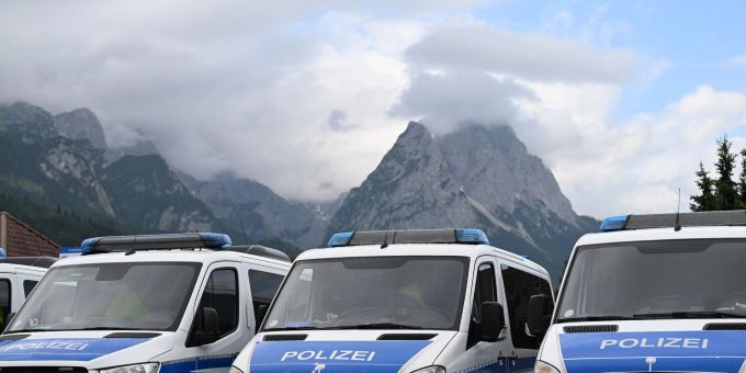Mannschaftswagen der Polizei parken in Garmisch-Partenkirchen. Mannschaftswagen der Polizei parken in Garmisch-Partenkirchen.