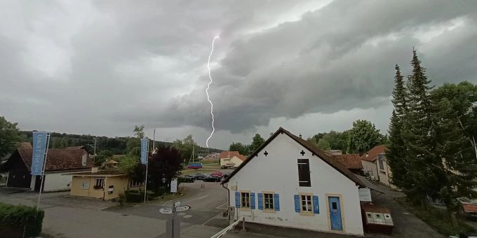 Hagel & Böen - Gewitter unterbricht Flughafenbetrieb in Zürich