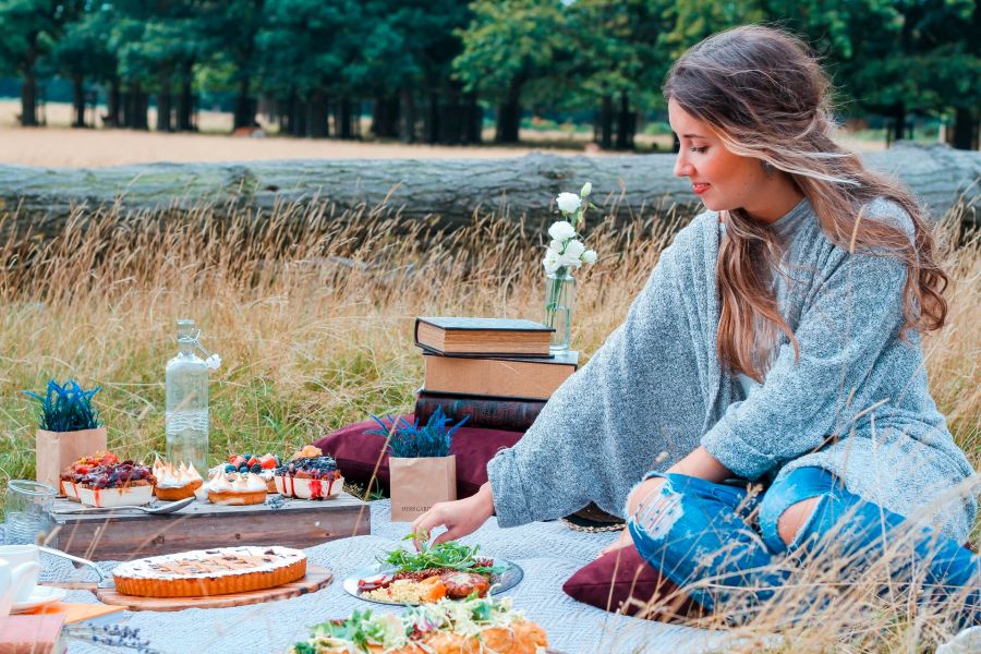 Frau macht Picknick