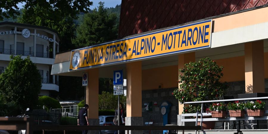 Der Eingang der Talstation der Seilbahn Stresa-Mottarone, westlich des Lago Maggiore in Norditalien.