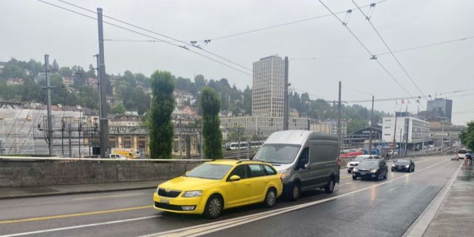 Kollision zwischen zwei Personenwagen.