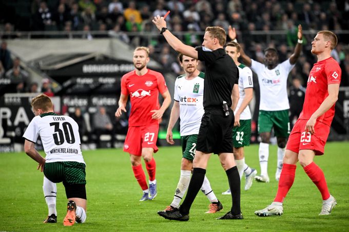 Nico Elvedi kassiert gegen Leipizg zurecht die Rote Karte. Borussia Moenchengladbach RB Leipzig