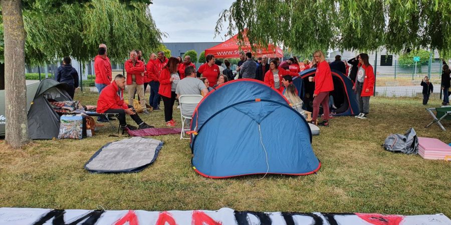 Mitglieder der Gewerkschaft «Setca» («Syndicat des Employés») bei einer Protestaktion in einem Industriegebiet in Herstal.