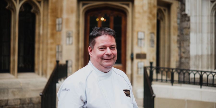 Royal Chef Stefan Pappert im Innenhof der privaten Gemächer von Schloss Windsor.