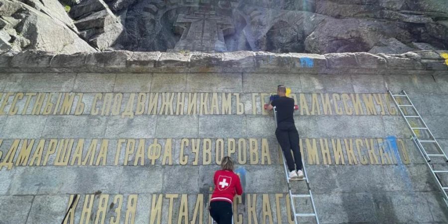 Mitte Mai hatten Unbekannte das Suworow-Denkmal in der Urner Schöllenenschlucht mit gelb-blauen Flecken verschmiert. Nun wurden die Kleckse in den Farben der ukrainischen Nationalflagge beseitigt.