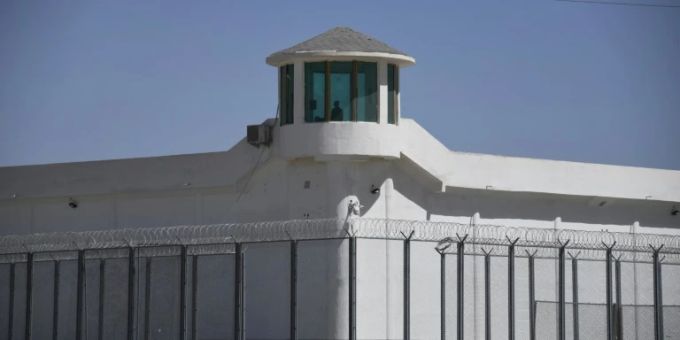 Wachturm eines mutmasslichen Umerziehungslagers in Xinjiang Wachturm eines mutmasslichen Umerziehungslagers in Xinjiang