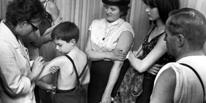 Seit dem Ende von Pockenimpfungen - die Pflicht zur Erstimpfung wurde etwa in der BRD 1976 und in der DDR 1982 aufgehoben - sind immer weniger Menschen gegen das Variolavirus immun. Pockenimpfungen