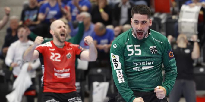 Yahav Shamir, Torhüter bei Pfadi Winterthur, jubelt nach einem abgewehrten Penalty. Pfadi Winterthur