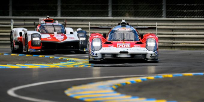 Sebastien Buemi (li., Toyota #8) greift bei den 24 Stunden von Le Mans nach dem Gesamtsieg. 24 Stunden Le Mans