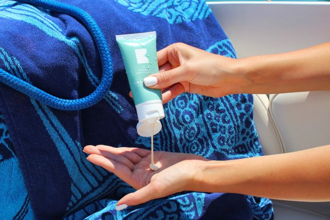 Sonnencrème gehört in jede Reiseapotheke. Sonnencrème