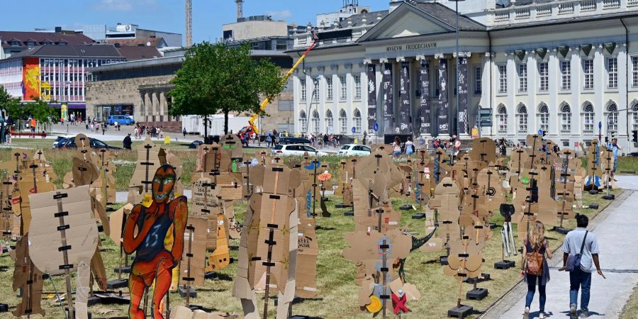 Pappfiguren des indonesischen Kollektivs „Taring Padi“ stehen auf dem Friedrichsplatz. Die Kunstausstellung documenta fifteen ist zunächst für Fachbesucher geöffnet.