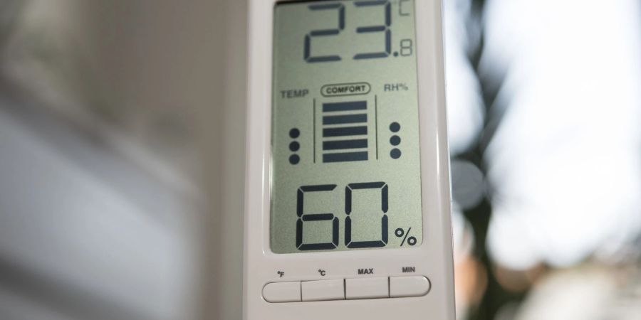 Nasse Laken im Wohnraum können etwas Abkühlung bringen. Denn durch die Verdunstung des Wassers wird der Umgebung Wärme entzogen. Um Schimmel zu vermeiden, sollte man aber nicht zu oft zu dieser Massnahme greifen.