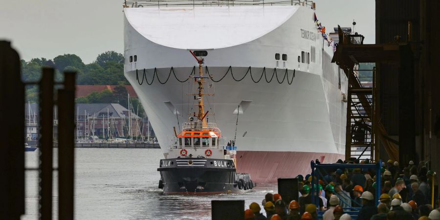 Nach der Taufe durch Flensburgs Oberbürgermeisterin und nach dem Stapellauf bei der Flensburger Schiffbau-Gesellschaft wird die Ro-Ro-Fähre "MV Tennor Ocean" von einem Schlepper gedreht.