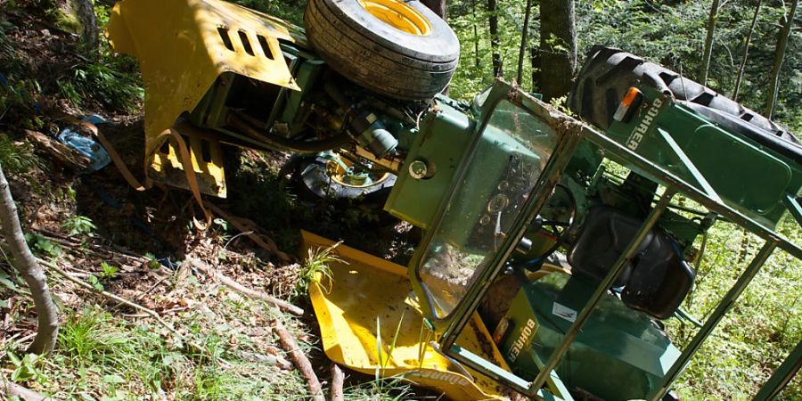 Im Kanton Jura ist ein Traktorfahrer in einem Waldgebiet von der Strasse abgekommen und einen Abhang hinunter gestürzt. (Symbolbild)