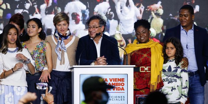 Gustavo Petro (M.), linksgerichteter Präsidentschaftskandidat in Kolumbien, und Francia Marquez, die für die kolumbianische Vizepräsidentschaft kandidiert, nehmen an einer Veranstaltung nach den Wahlen teil. kolumbien