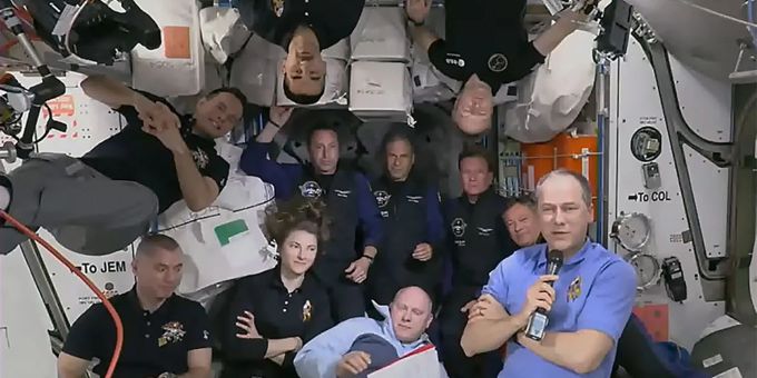 Erinnerungsfoto, bevor es wieder zurück zur Erde geht: Weltrumtouristen auf der Internationalen Raumstation ISS. Weltrumtouristen