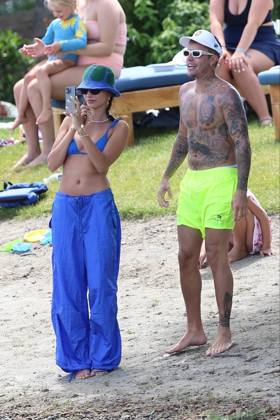 Justin Bieber (hier mit Gattin Hailey Bieber) kann wieder lächeln.