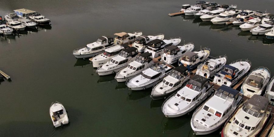 Yachten und Hausboote liegen in Waren am Anleger. Die 20. Müritz Sail startet.