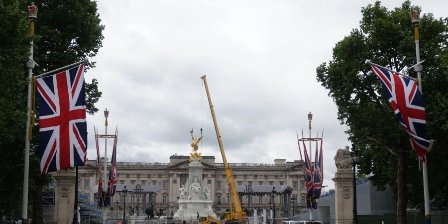 Anlässlich der Feierlichkeiten zum Thronjubiläum der Queen gleicht der Platz vor dem Buckingham-Palast einer grossen Baustelle.