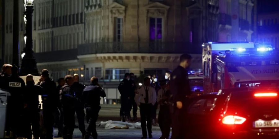 Polizei an der Brücke Pont-Neuf in Paris