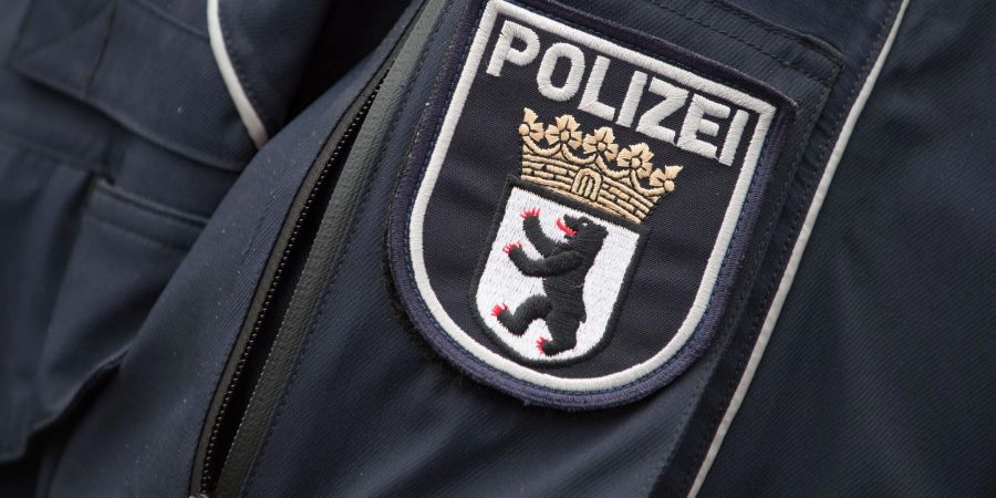 Das Wappen der Berliner Polizei an einer Polizeijacke.