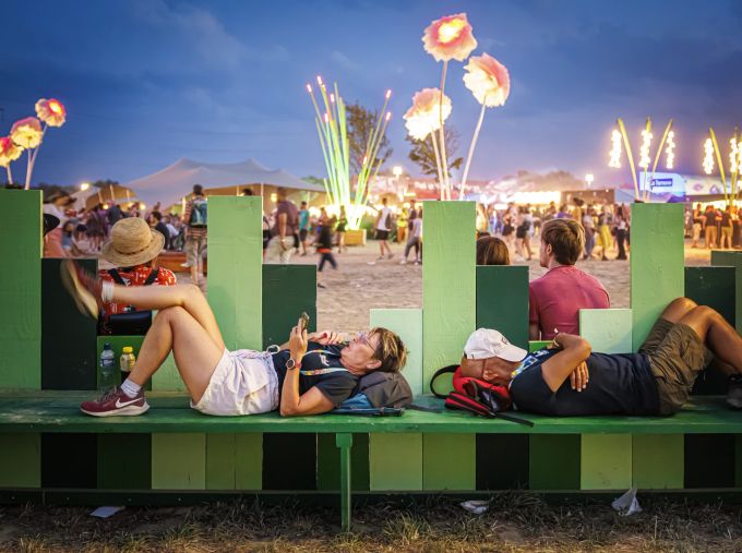 Festivalbesucher ruhen sich auf einer Bank während der 45. Ausgabe des Paleo Festivals in Nyon 45th Paleo Festival in Nyon
