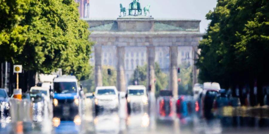 Der Strasse des 17. Juni vor dem Brandenburger Tor flimmert in der Mittagshitze.