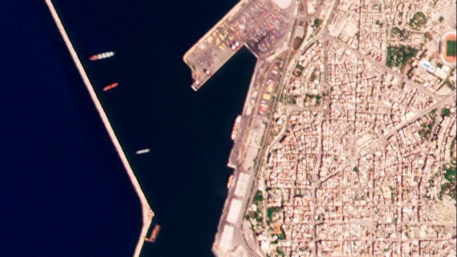 Dieses Satellitenbild von Planet Labs PBC zeigt das unter russischer Flagge fahrende Schiff «Matros Posynitsch» (Mitte) am 10. Mai, im Hafen von Latakia, Syrien.