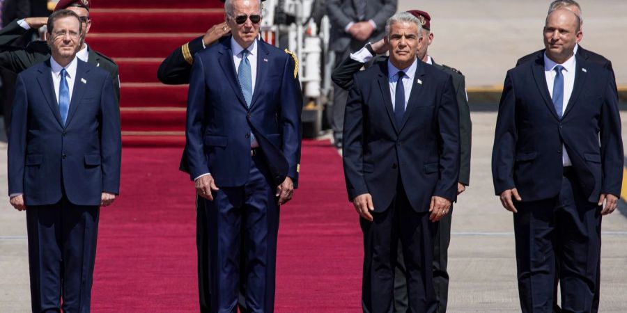 Israels Präsident Izchak Herzog (l-r), US-Präsident Joe Biden, Israels Ministerpräsident Jair Lapid und Naftali Bennett, stellvertretender israelischer Ministerpräsident.