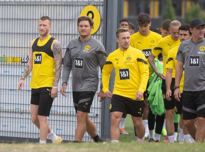 Edin Terzic (2.v.l.) will mit dem BVB oben angreifen. BVB