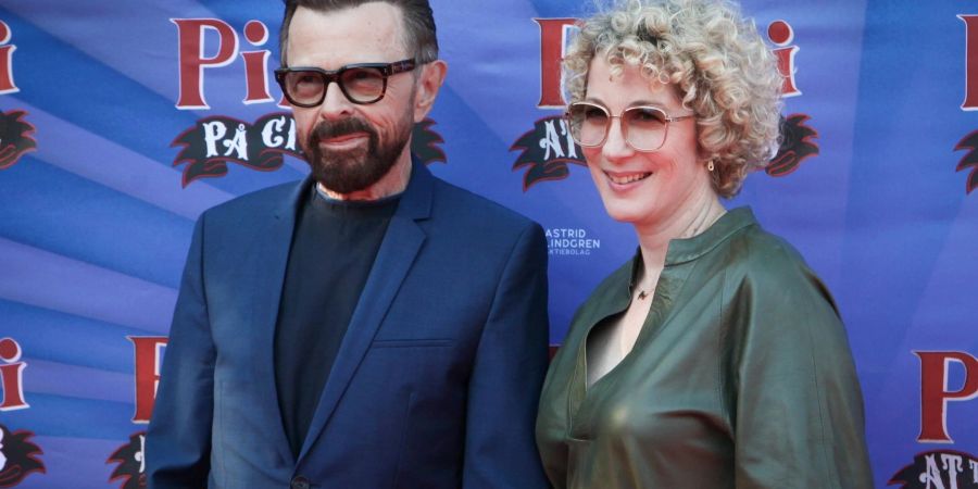 Abba-Star Björn Ulvaeus trifft mit seiner Partnerin Christina Sas zur Premiere ein.