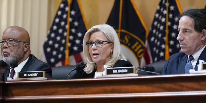 Liz Cheney (M), Mitglied des US-Repräsentantenhauses, spricht während einer Anhörung des Sonderausschusses zum Angriff auf das Kapitol am 6. Januar 2021. Foto: J. Scott Applewhite/AP/dpa cheney