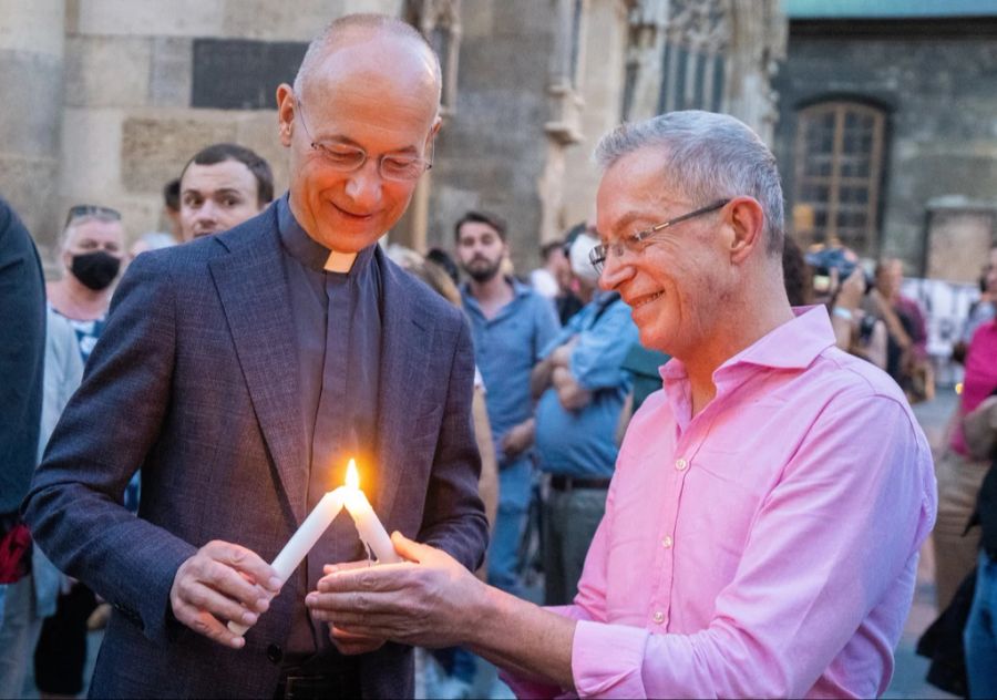 Die Anwesenden entzündeten ein Lichtermeer vor dem Stephansdom.