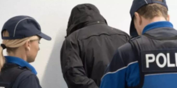 Täter von Raubversuch auf Einkaufsladen angehalten.
