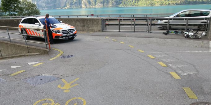Durch den Zusammenstoss stürzte die 30-jährige Fahrradlenkerin und verletzte sich.
