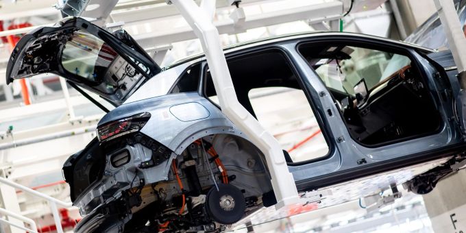 Autoproduktion im VW-Werk in Emden. In der Automobilbranche berichteten «rund 90 Prozent der Unternehmen», dass sie nicht alle Materialien und Vorprodukte bekommen, heisst es vom Ifo. Autoproduktion im VW-Werk in Emden. In der Automobilbranche berichteten «rund 90 Prozent der Unternehmen», dass sie nicht alle Materialien und Vorprodukte bekommen, heisst es vom Ifo.