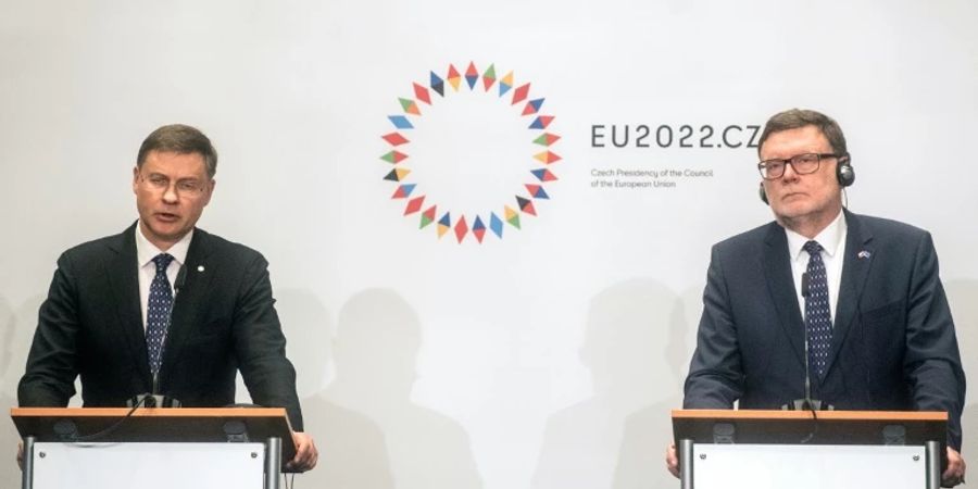 EU-Vizekommissionspräsident Dombrovskis (l.) und Tschechiens Finanzminister Stanjura