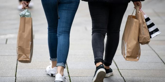 Frauen mit Einkaufstüten. (Symbolbild) einkauf