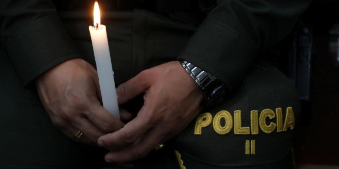 Ein Polizist bei einer Trauerfeier in Kolumbien. (Archivbild) POlizei