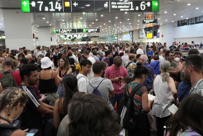Am Bahnhof in Barcelona warteten Passagiere auf ihre Züge. Spanien