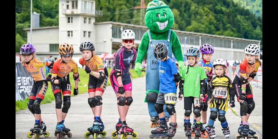 Kinder mit Inlineskates