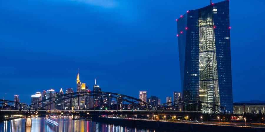 Die Europäische Zentralbank (EZB) in Frankfurt/Main - mit dem neuen Leitzins fallen bei vielen Banken die Negativzinsen.