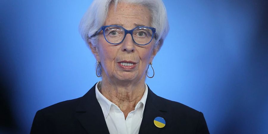 Die Europäische Zentralbank unter der Leitung von Christine Lagarde trägt laut Ökonomen mit ihrer nach wie vor lockeren Geldpolitik zum Inflationsanstieg bei. (Archivbild)