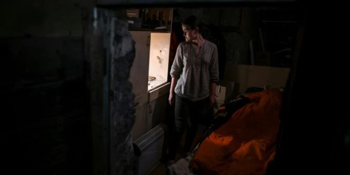 Eine Frau in einem Bunker in Kramatorsk Eine Frau in einem Bunker in Kramatorsk