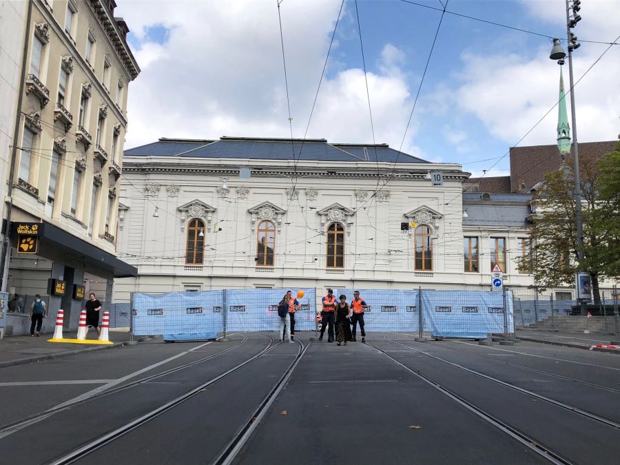 Auch beim Stadtcasino am Steinenberg ist der Zugang komplett gesperrt mit Stacheldraht.