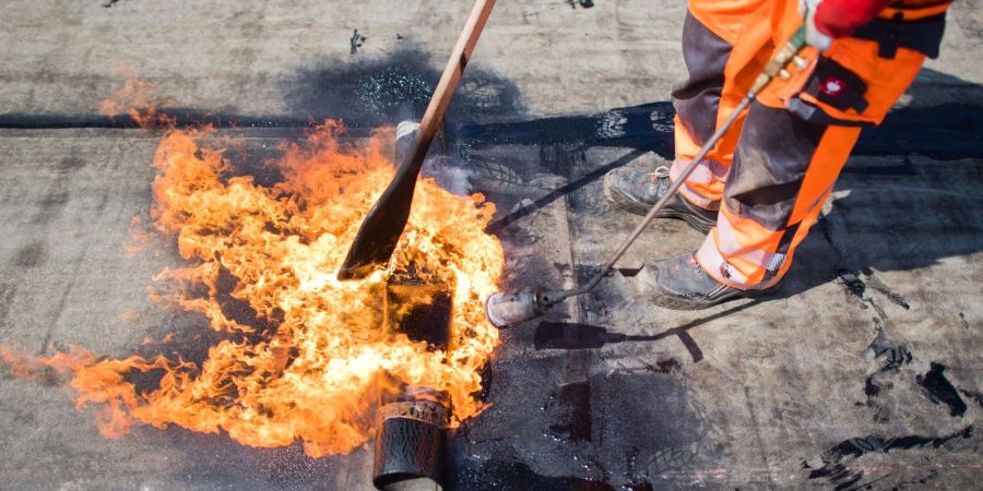 Für bestimmte Tätigkeiten ist spezielle Schutzausrüstung zwingend vorgeschrieben - die müssen Beschäftigte dann natürlich auch bei hohen Aussentemperaturen tragen.