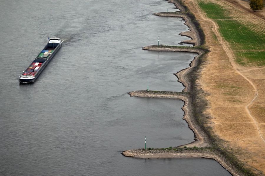 Die anhaltende Trockenheit lässt die Pegelstände am Rhein sinken und sinken.