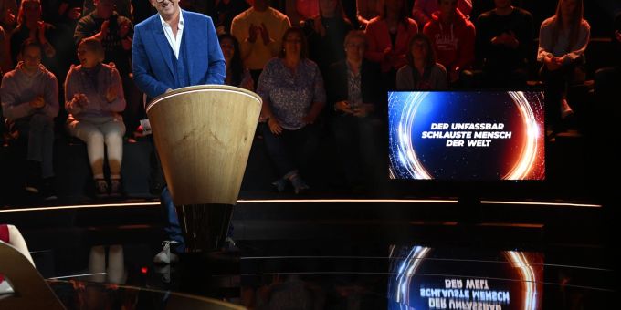 Moderator Hans Sigl in der Kulisse der Show «Der unfassbar schlauste Mensch der Welt». Moderator Hans Sigl in der Kulisse der Show «Der unfassbar schlauste Mensch der Welt».