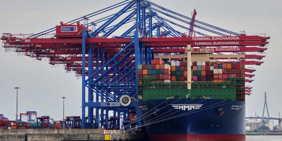 Ein Containerschiff liegt im Waltershofer Hafen am Container Terminal im Hamburger Hafen.