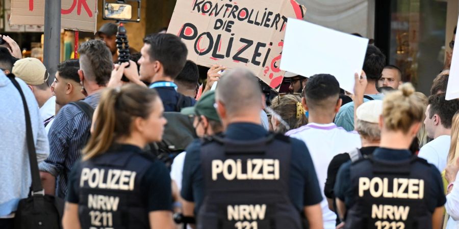 Zwei Tage nach den tödlichen Schüssen der Polizei auf einen 16-Jährigen protestierten in Dortmund mehrere hundert Menschen.